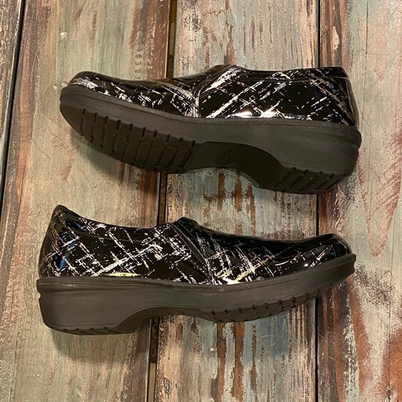 Easy Street Tiffany Clogs Comfort Shoes Black Patent Gold Silver Womens Size 7 - Picture 1 of 10